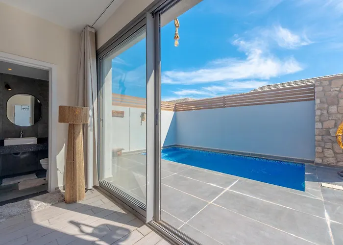 Apartment Elegant 2-bedroom With Private Heated Pool