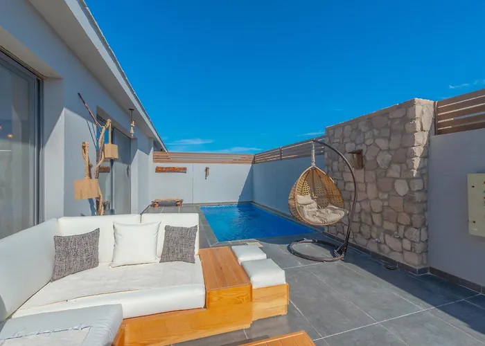 Elegant 2-bedroom With Private Heated Pool *